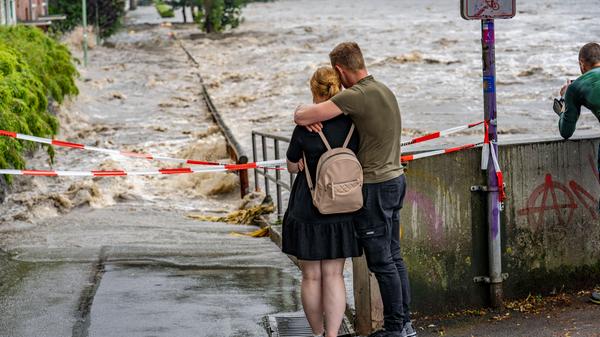 Der höchste Pegelstand des Baldeneysees in Essen zog auch einige Schaulustige an. Die Bilder vor Ort sind erschreckend.