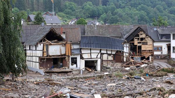 Die Wassermassen hinterlassen ein Bild der Zerstörung, wie hier in Ahrweiler.