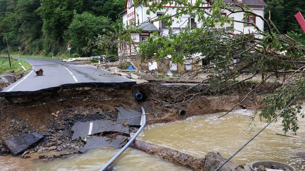 Ganze Straßen werden zum Opfer von den Fluten. Die Zerstörungskraft der Wassermassen ist immens.