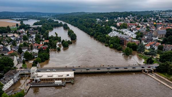 Nach langen heftigen Regenfällen trat der Fluss aus dem Bett und überschwemmte die Landschaft und Ortschaften. Der höchste Pegelstand, der je gemessen wurde.