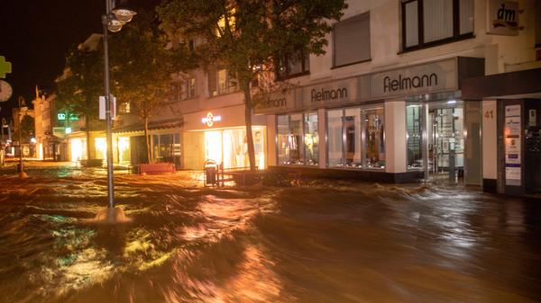 Ganze Straßen wurden in der Ortschaft Hohenlimburg verwüstet. Tonnenschweres Gestein vernichtete hier Straßen und begrub Autos fast komplett. Die Straße ist derzeit kaum begehbar. Große Radlader kommen aktuell zum Einsatz. Anwohner sind in ihren Häusern eingeschlossen.