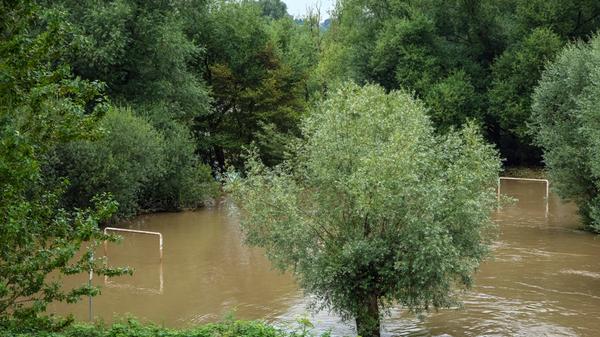 Wie hoch das Wasser in Mühlheim steht, zeigt ein kleiner Fußballplatz deutlich.
