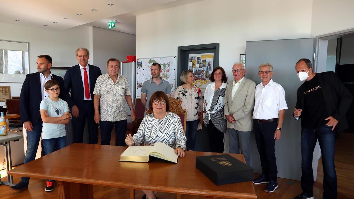 Die 2020 ausgeschiedenen Stadträte durften sich ins Die 2020 ausgeschiedenen Stadträte durften sich ins