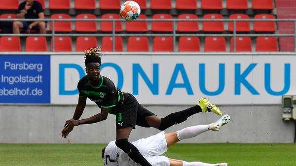 Beim Versuch, eine Bogenlampe nach einer Flanke zu verteidigen, geht Gideon Jung ins Kopfballduell und unterläuft dabei seinen Gegenspieler. Der Schiedsrichter zeigt auf den Punkt - Strafstoß für die Hausherren.
