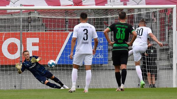 Diese Chance lässt sich FCI-Kapitän Stefan Kutschke nicht nehmen: Der Routinier lässt mit seinem stramm und platziert geschossenen Elfmeter dem Kleeblatt-Keeper Marius Funk keine Chance, wenngleich dieser in die richtige Ecke springt.