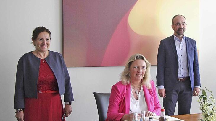 Kerstin Schreyer trägt sich bei ihrem Termin im Schwarzenbrucker Rathaus ins Goldene Buch der Gemeinde ein. Links 2. Bürgermeisterin Petra Hopf, rechts Bürgermeister Markus Holzammer. Kerstin Schreyer trägt sich bei ihrem Termin im Schwarzenbrucker Rathaus ins Goldene Buch der Gemeinde ein. Links 2. Bürgermeisterin Petra Hopf, rechts Bürgermeister Markus Holzammer.