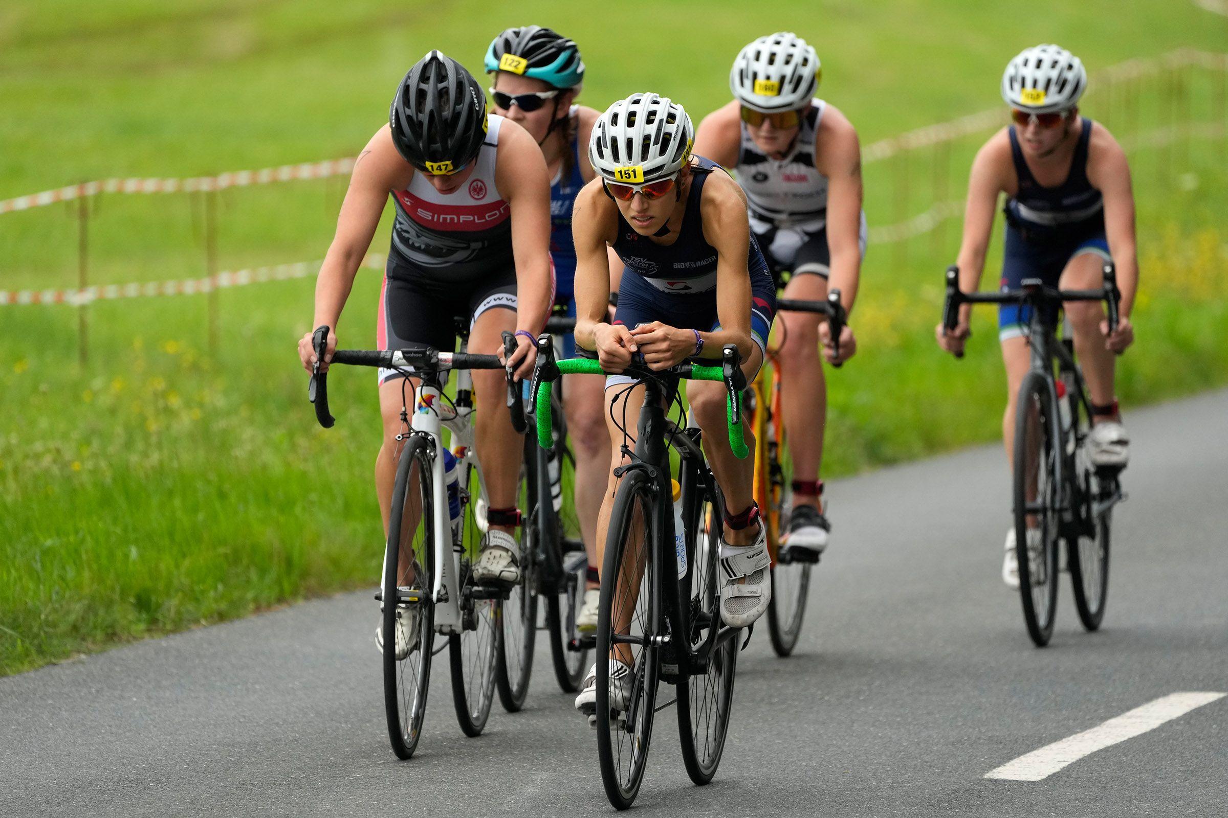 Lange mussten sich Ausdauer-Asse aus der Region gedulden. Nun durften sie wieder zum Wettkampf antreten. Der erste Tag beim Rothsee-Triathlon stand im Zeichen der Jugend, der Höhepunkt jedoch waren die Rennen der 2. Bundesliga.