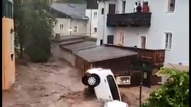 Im oberbayerischen Berchtesgaden und wenige Kilometer weiter im österreichischen Hallein (Bild) hat die Flut Bäume, Autos und Menschen mit sich gerissen.