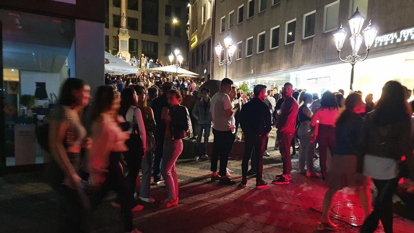 Hunderte Menschen genießen Sommernacht in Nürnberger Innenstadt: Polizei zeigt verstärkt Präsenz