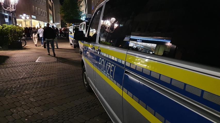Hunderte Menschen genießen Sommernacht in Nürnberger Innenstadt: Polizei zeigt verstärkt Präsenz