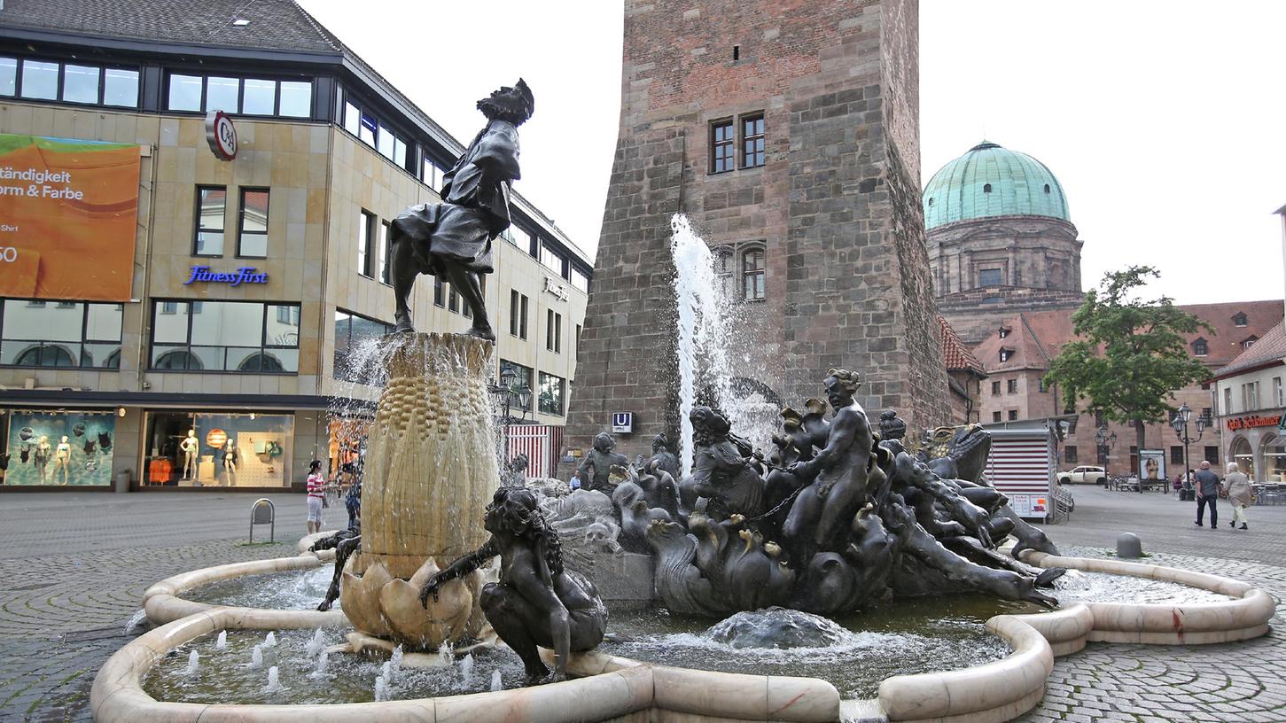 Aufwändige Technik, wertvolle Figuren aus Bronze und Marmor: Das "Ehekarussell" am Weißen Turm.