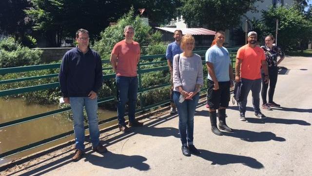 Politiker-Besuch in der Laufer Mühle bei Adelsdorf: erste von rechts Lisa Badum (Bundestagsabgeordnete), dritter von rechts Bewohner Toni, vierte von rechts Sabina König (3. Bürgermeisterin von Adelsdorf), hintere Reihe von rechts: Landesvorsitzender Thomas Sarnowski und Christian Zwanziger, Landtagsabgeordneter.