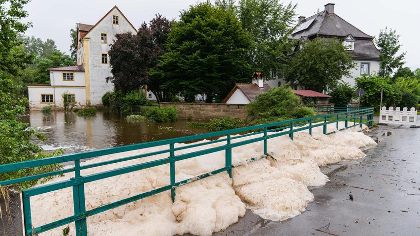 Durch das Hochwasser der Aisch angeschwemmter Schaum hatte sich an der Brücke nahe der Laufer Mühle aufgetürmt.