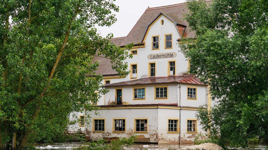 Die an der Laufer Mühle entlang fließende Aisch trat durch die Regenfälle über ihre Ufer.
Die an der Laufer Mühle entlang fließende Aisch trat durch die Regenfälle über ihre Ufer.