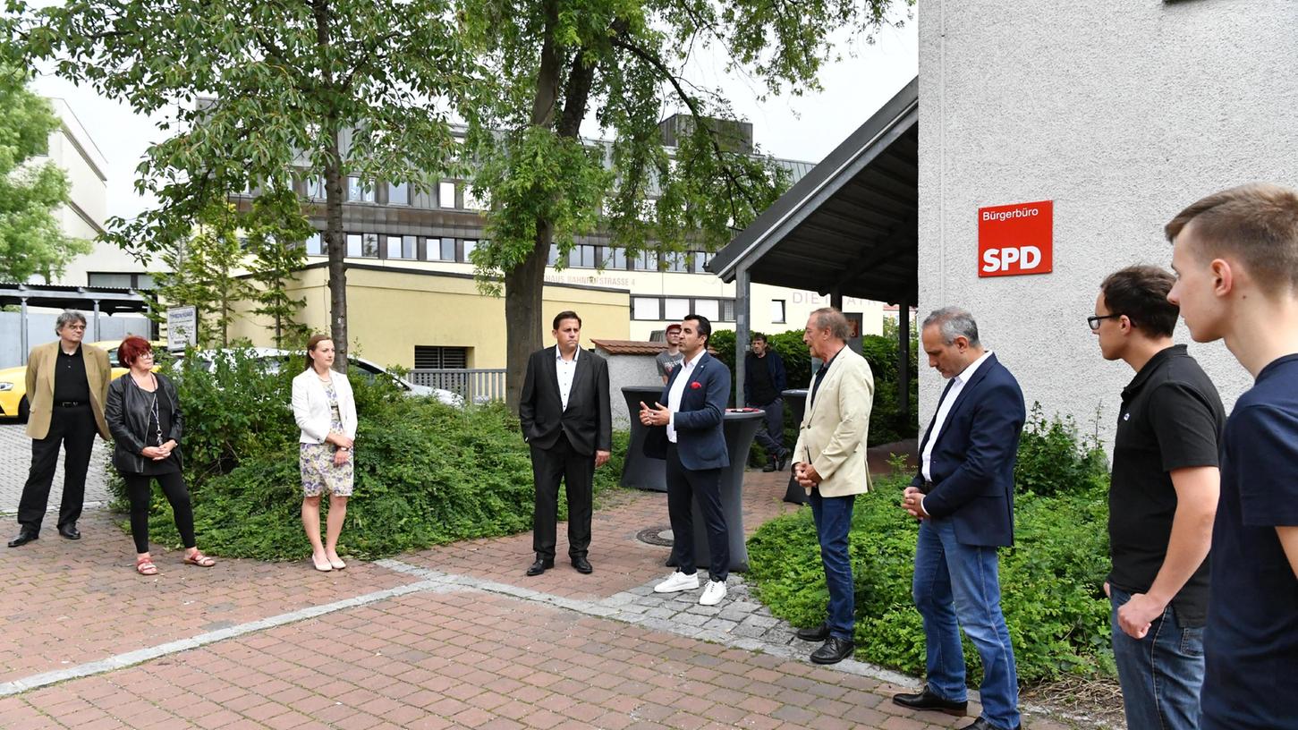 Zur Einweihung des SPD Bürgerbüros in Neumarkt waren unter anderem auch der Generalsekretär der bayerischen SPD, Arif Taşdelen (5. v. li.), gekommen. 