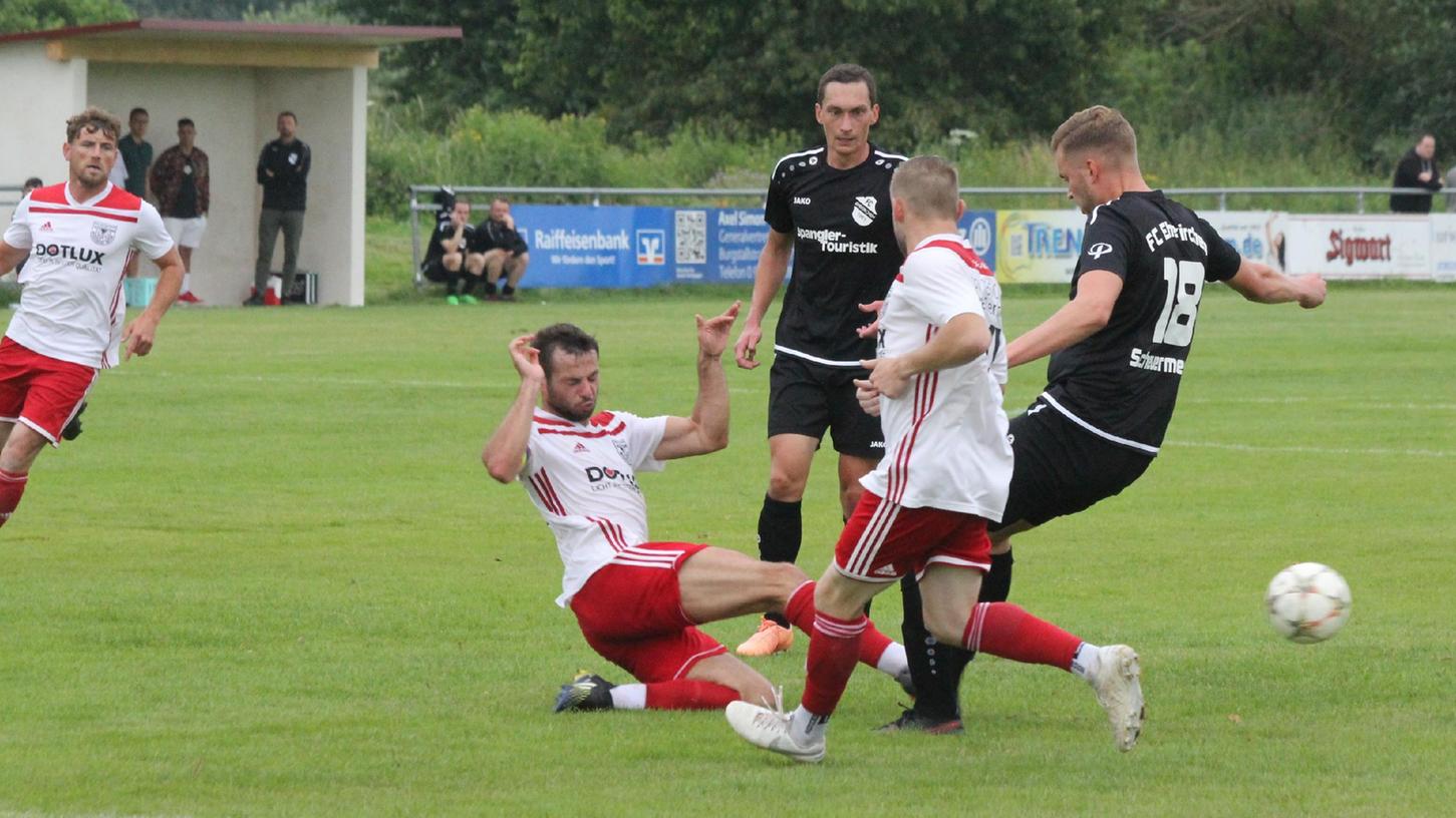 Im letzten Test zwischen Weißenburg (am Boden Maik Wnendt) und Ehekirchen (Mitte Spielertrainer Michael Panknin) ging es ordentlich zur Sache.  