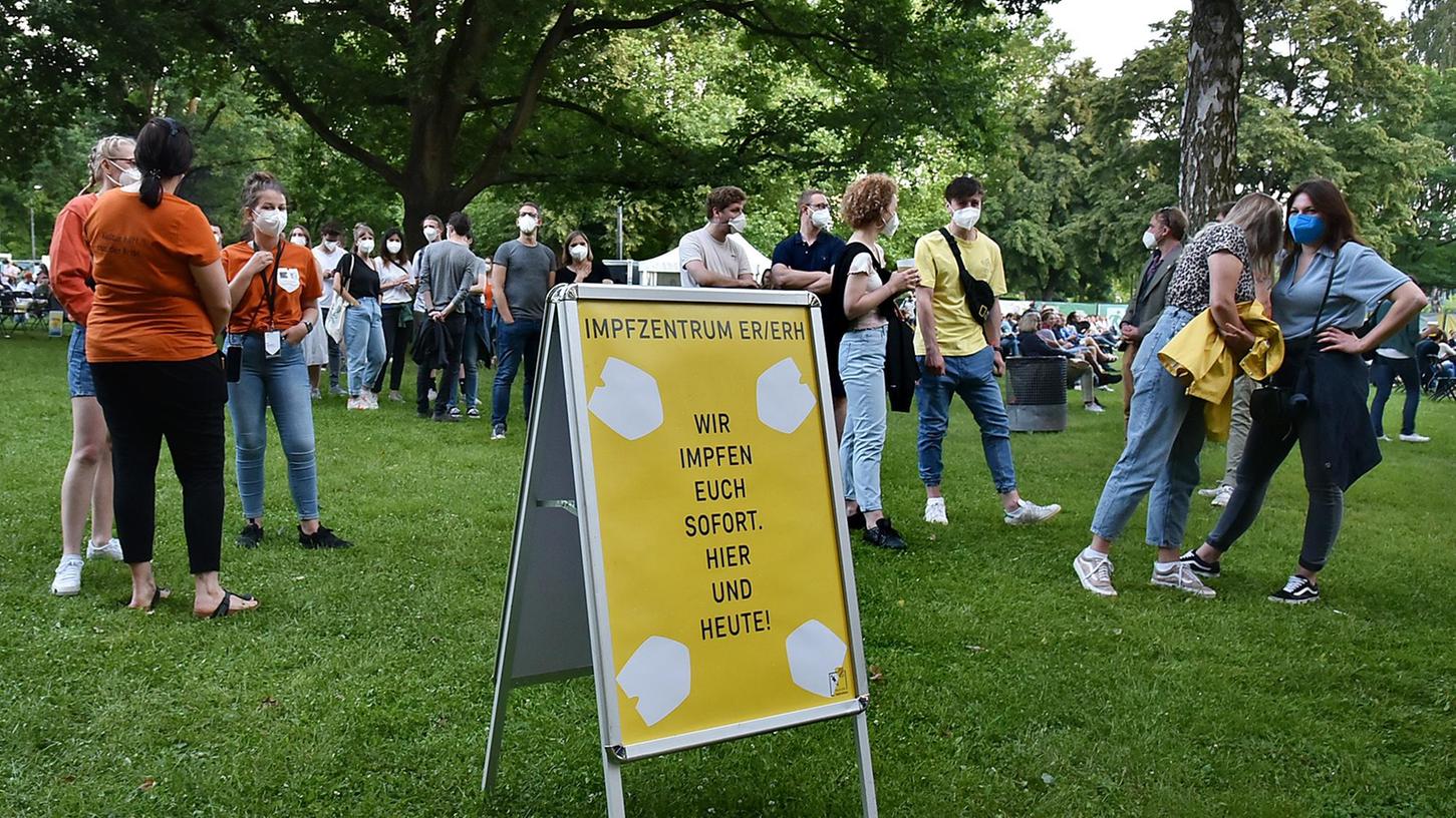 Hinweis auf die Impfstation bei den Konzerten im Freibad West.