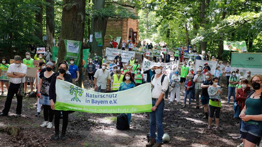 Rund 300 Menschen haben sich am Sonntag am Schmausenbuck eingefunden. "Rettet den Reichswald" lautete das Motto der Kundgebung.