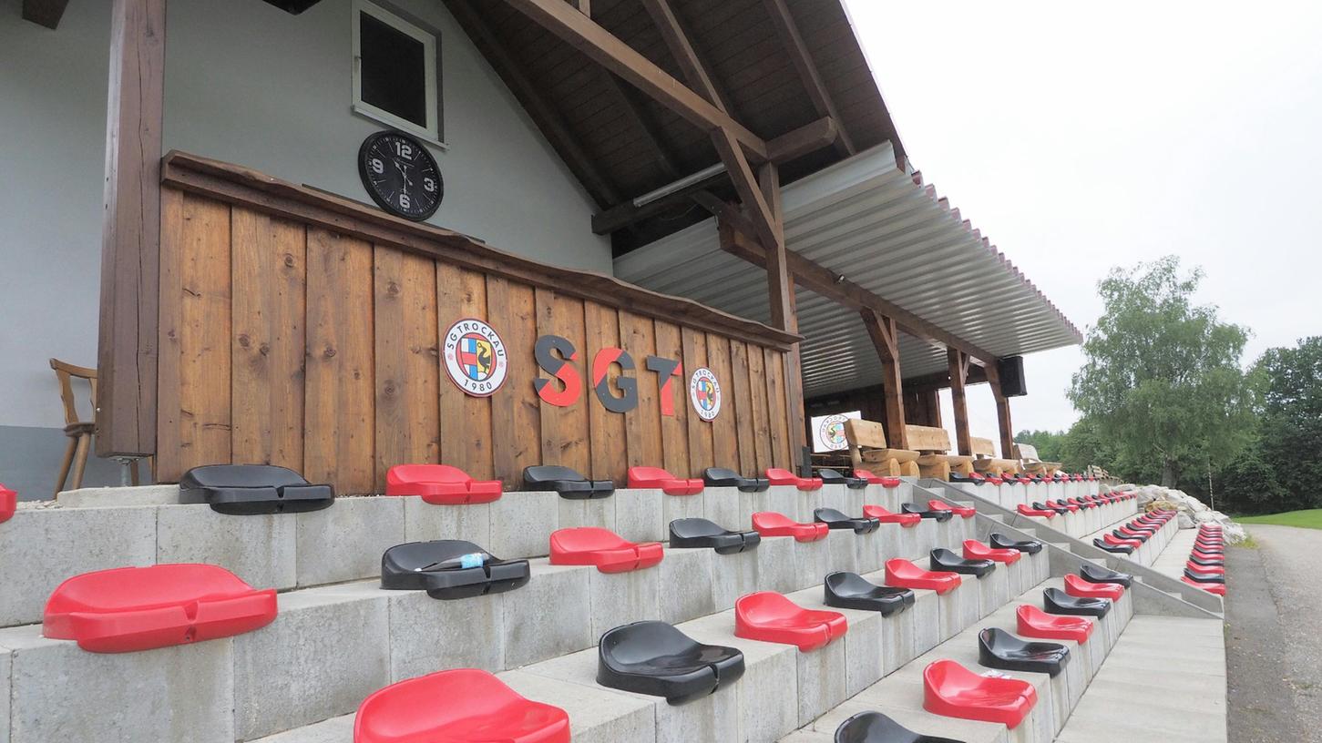 Corona-konforme Tribüne: In den Vereinsfarben Rot und Schwarz sind die Schalensitze im Trockauer "Waldstadion" gehalten.