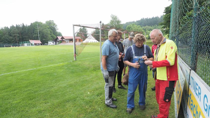 Viele fleißige Hände unterstützten die Vereinsführung um Vorsitzenden Josef Held (links).