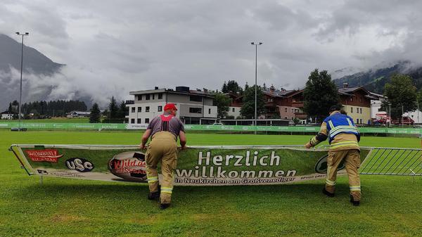 Dort, wo sonst der USC Neukirchen zuhause ist, wurde das Kleeblatt herzlich willkommen geheißen, doch das Wetter wollte kein guter Gastgeber sein.