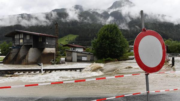 In der Nacht zum Sonntag regnete es so stark, dass die Salzach über die Ufer trat, Straßen überflutete und sogar Bahngleise unterspülte.