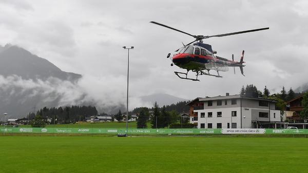 Die Fürther Fußballer konnten am Sonntag nicht auf den Platz - stattdessen nutzte die Polizei den Rasen als Landeplatz. Immer wieder flog am Sonntag ein Hubschrauber über den Ort. Auch die Feuerwehr war dauerhaft im Einsatz.