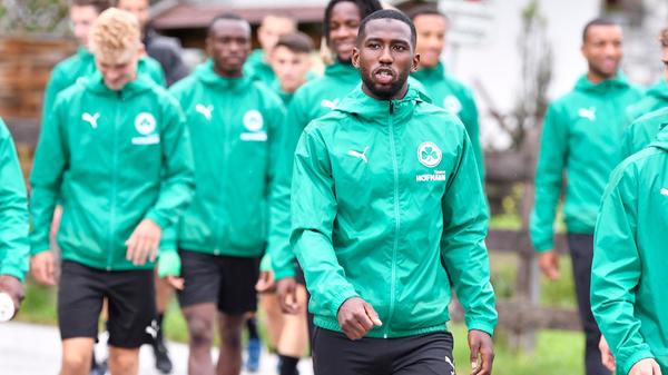 Damit die Spieler trotzdem Spaß haben und ein bisschen kicken können, improvisierte das Trainerteam und bat die Mannschaft um Abdourahmane Barry auf einen nahegelegenen Parkplatz.