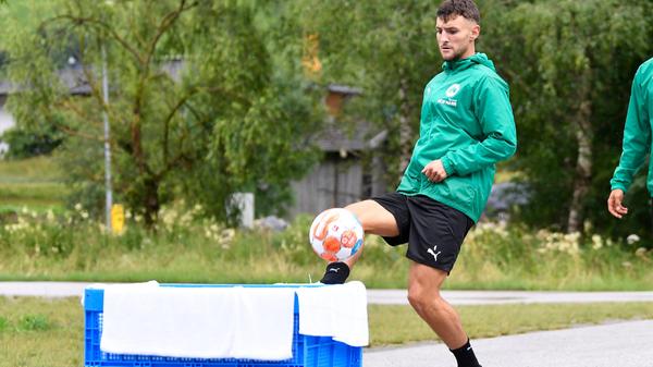 Dort waren jeweils drei Parcours aufgebaut, auf denen die Spieler unter anderem den Ball in Kisten versenken mussten. Hier versucht sich Maximilian Bauer.