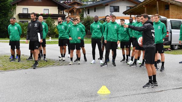 Jeder war mit Eifer dabei, nicht nur, weil es um einen guten Eindruck beim Trainerteam geht. Die Verlierer des Wettbewerbs mussten am Abend den Rest der Mannschaft bedienen.
