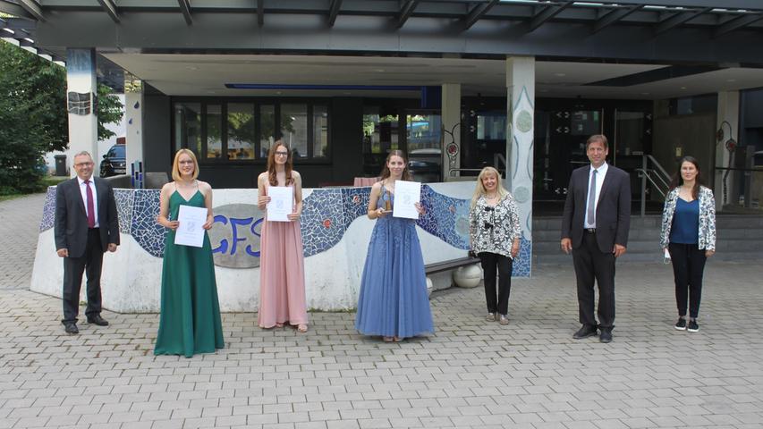 Katharina Bezold (blaues Kleid) erhielt ebenfalls einen Preis.
Katharina Bezold (blaues Kleid) erhielt ebenfalls einen Preis.