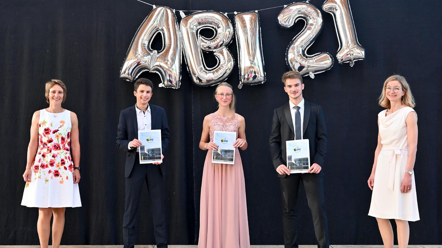 Oberstufenkoordinatorin Sandra Johanni (links) und Direktorin Anja Hilbert (rechts) mit den besten Abiturienten Moritz Ackermann, Tamara Pröbster und Christoph Schmidtmeier (von links).
Oberstufenkoordinatorin Sandra Johanni (links) und Direktorin Anja Hilbert (rechts) mit den besten Abiturienten Moritz Ackermann, Tamara Pröbster und Christoph Schmidtmeier (von links).