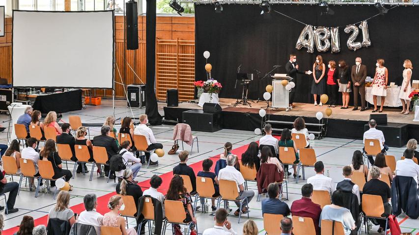 Die Abiturfeier des Hilpoltsteiner Gymnasiums fand dieses Jahr in der Freystädter Mehrzweckhalle statt.
Die Abiturfeier des Hilpoltsteiner Gymnasiums fand dieses Jahr in der Freystädter Mehrzweckhalle statt.