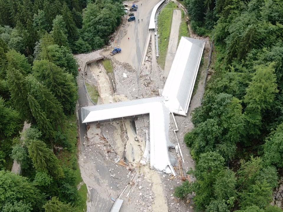 Zerstört! Wassermassen spülen berühmte Bobbahn in Bayern ...