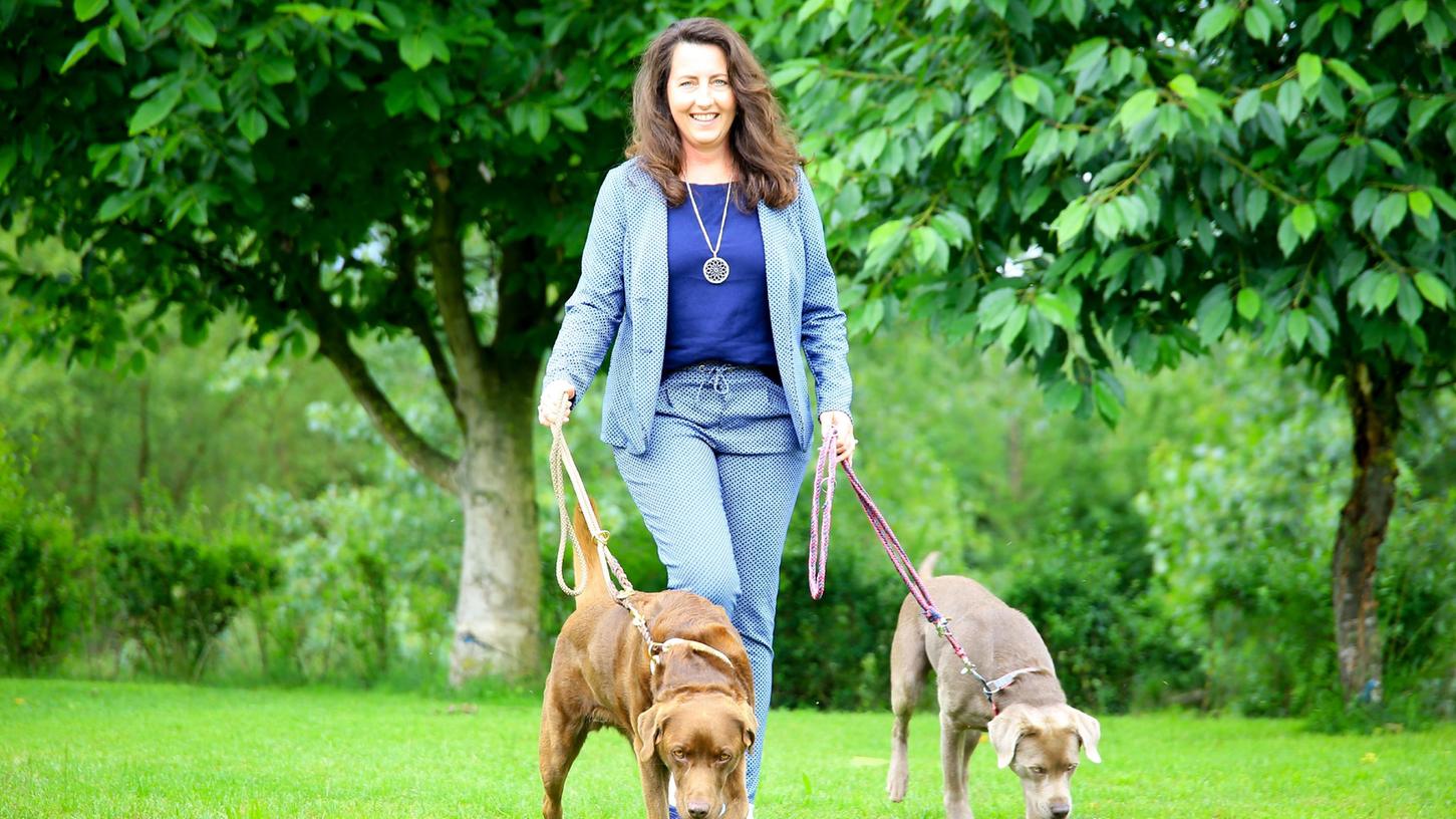 Melanie Ebert beschreibt in ihrem Buch, was Führungskräfte von Hunden lernen können. Sie lernt jeden Tag von ihren Labrador-Hündinnen Maggy und Mira.
Melanie Ebert beschreibt in ihrem Buch, was Führungskräfte von Hunden lernen können. Sie lernt jeden Tag von ihren Labrador-Hündinnen Maggy und Mira.