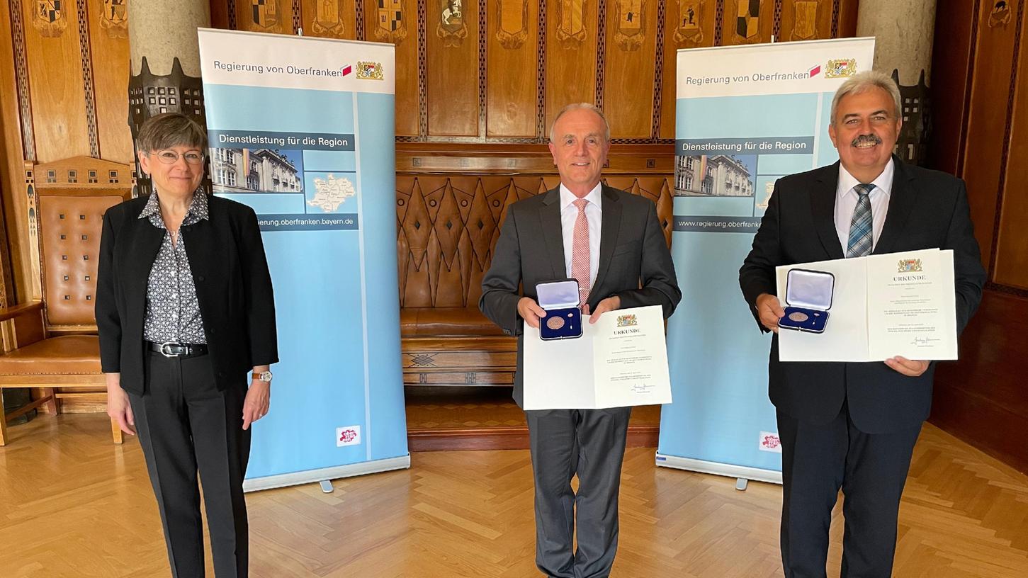 V.l.n.r.: Regierungspräsidentin von Oberfranken Heidrun Piwernetz, Erster Bürgermeister Markus Grüner (Obertrubach), Altbürgermeister Gerhard Amon (Weilersbach)