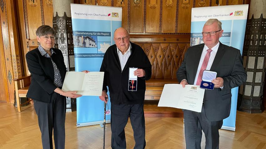 V.l.n.r.: Regierungspräsidentin von Oberfranken Heidrun Piwernetz, Dieter Castelhun (Langensendelbach), Bürgermeister a.D. Konrad Ochs (Kunreuth)