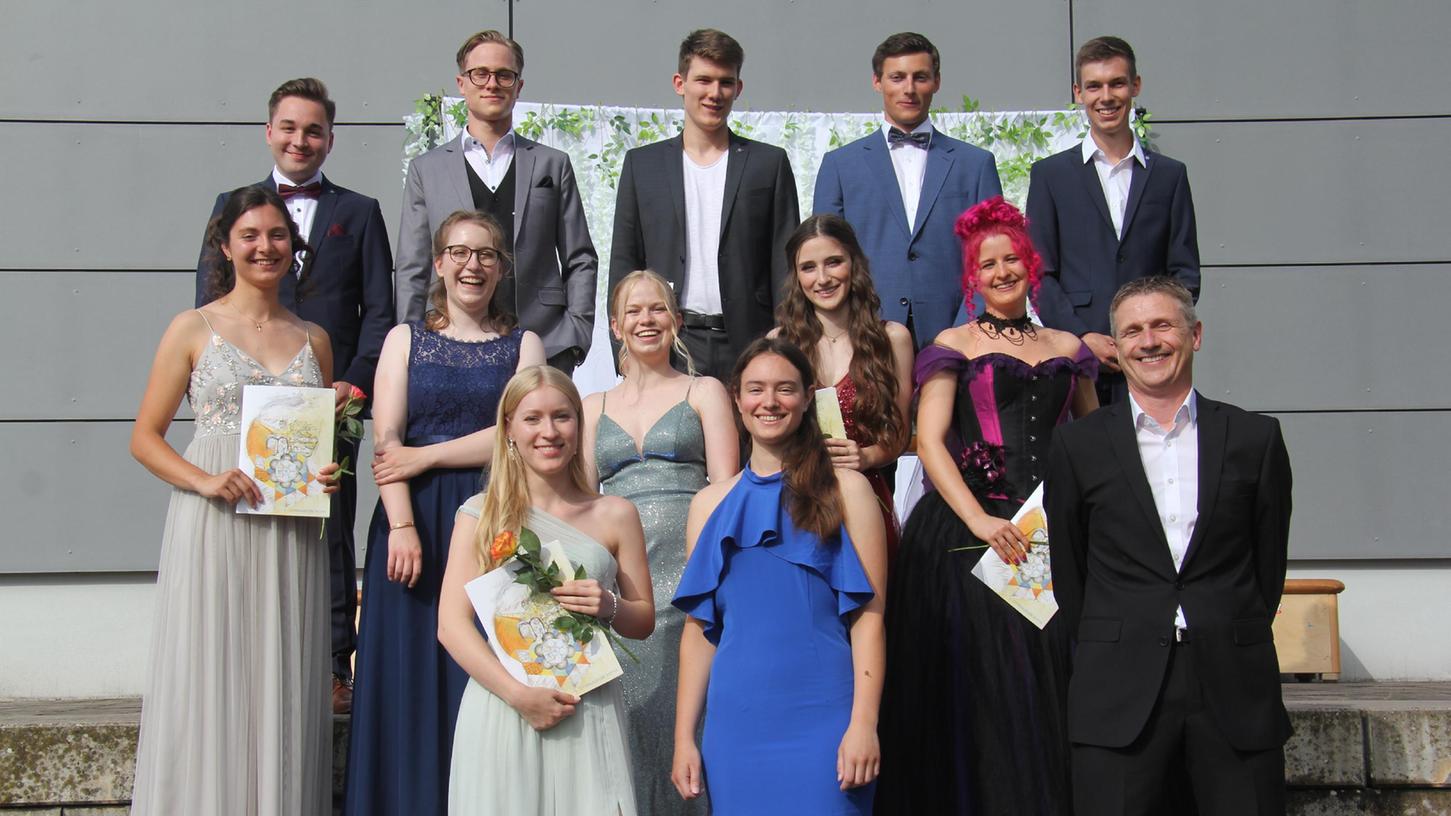 Ein Gruppenfoto mit allen durfte es wegen Corona auch diesmal nicht geben. Stellvertretend für den ganzen Jahrgang strahlten zwischen den Fest-Blöcken im Freien die Jahrgangsbesten und Geehrten mit Kollegstufenkoordinator Dieter Wolf in die Kamera.
Ein Gruppenfoto mit allen durfte es wegen Corona auch diesmal nicht geben. Stellvertretend für den ganzen Jahrgang strahlten zwischen den Fest-Blöcken im Freien die Jahrgangsbesten und Geehrten mit Kollegstufenkoordinator Dieter Wolf in die Kamera.