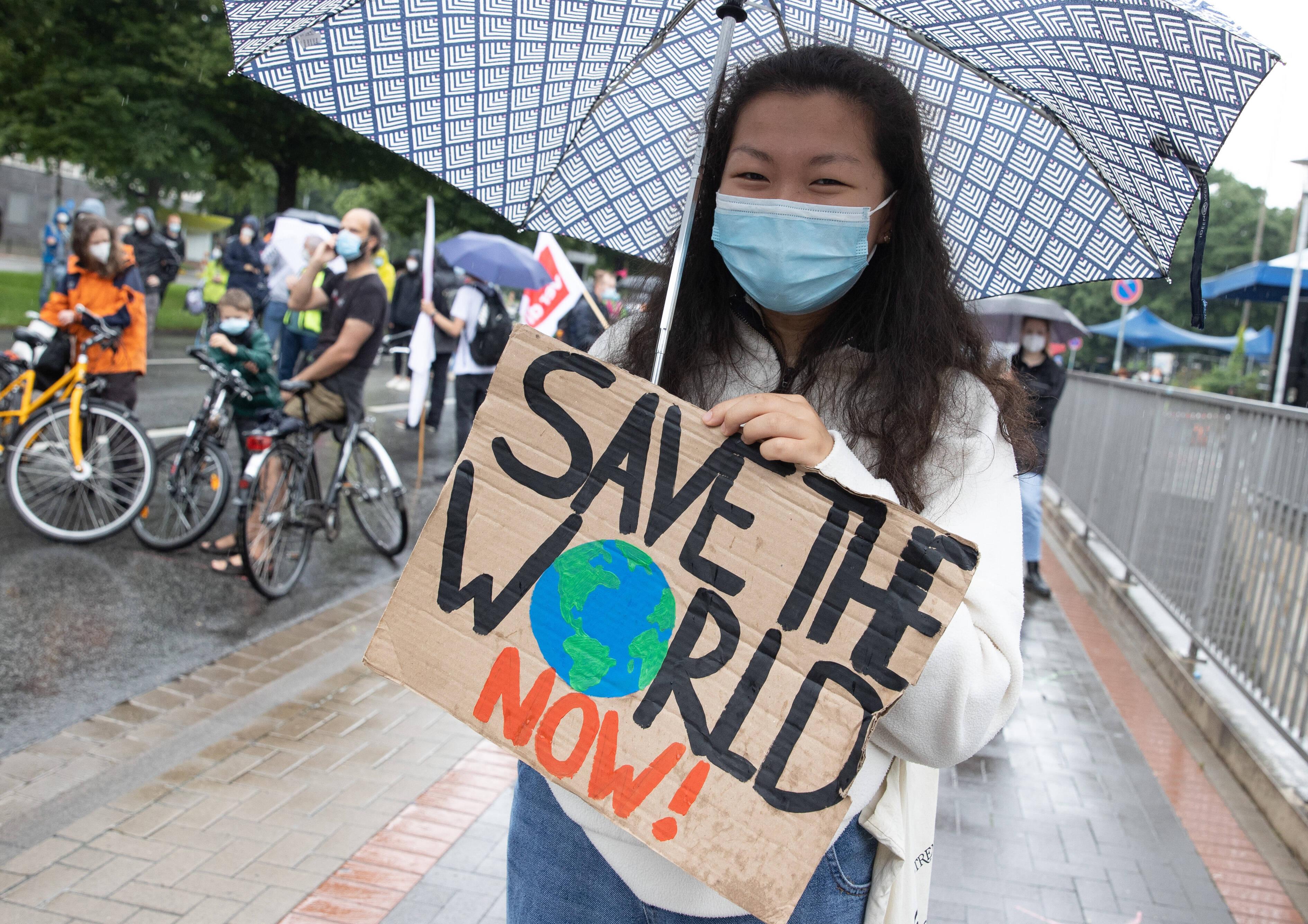 Hannover, Fridays for Future Demonstration in der City mit Eröffnung des Klima Camp auf der Wiese neben dem neuen Ratha
