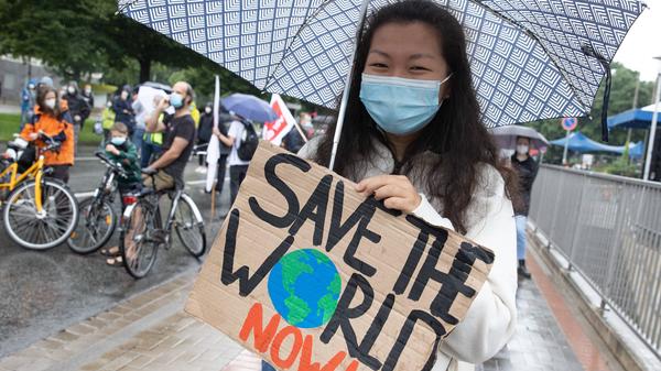 Hannover, Fridays for Future Demonstration in der City mit Eröffnung des Klima Camp auf der Wiese neben dem neuen Ratha
