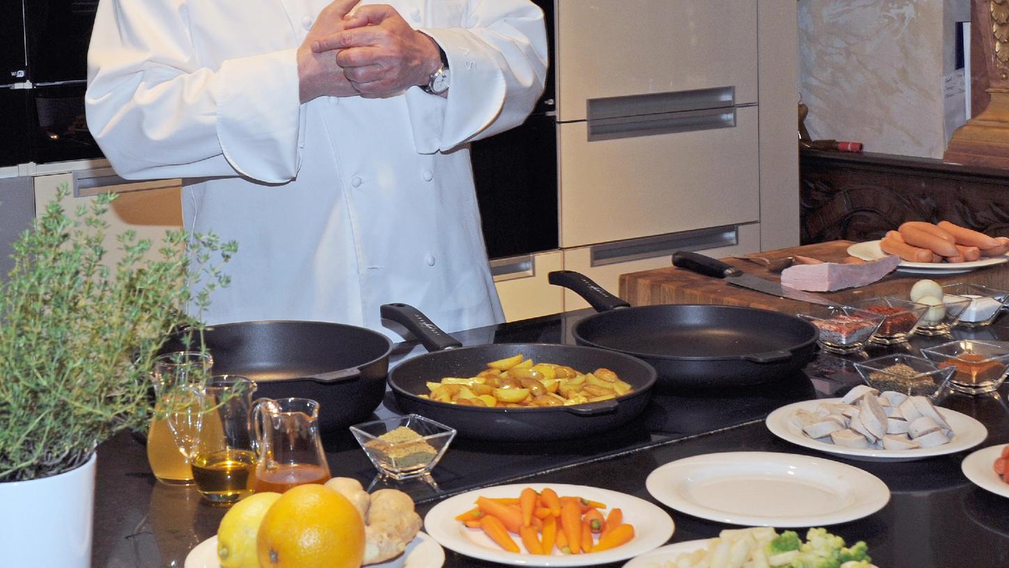 Sternekoch Alfons Schuhbeck kocht während eines Pressetermins für die neuen Folgen "Schuhbecks Küchenkabarett" in seiner Kochschule. Schuhbeck hat nach eigenen Angaben Insolvenz angemeldet.