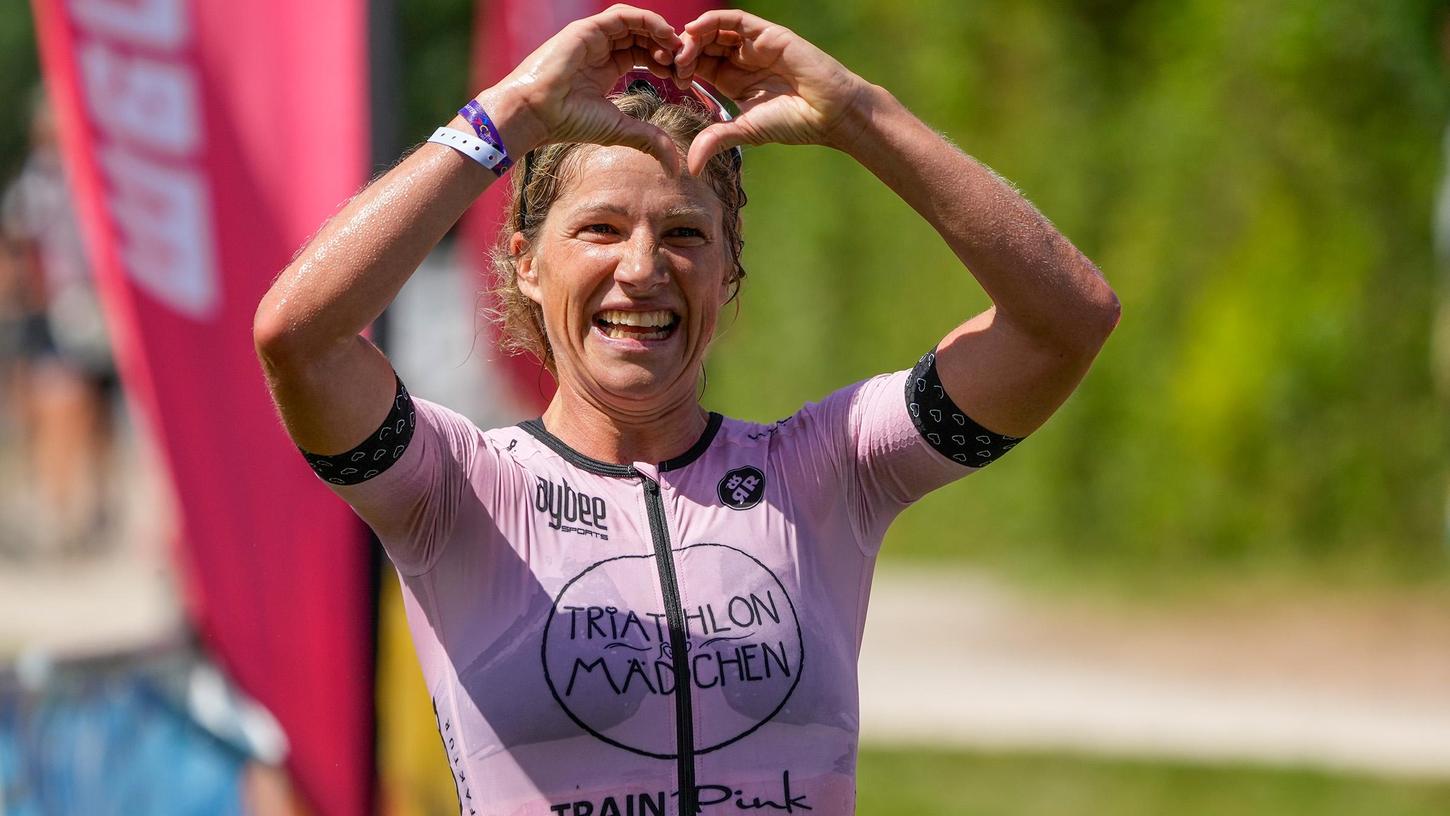 Im Ziel teilte die strahlende Anja Ippach ihr Triathon- und Mutterglück mit einer besonderen Geste mit. Im Ziel teilte die strahlende Anja Ippach ihr Triathon- und Mutterglück mit einer besonderen Geste mit.