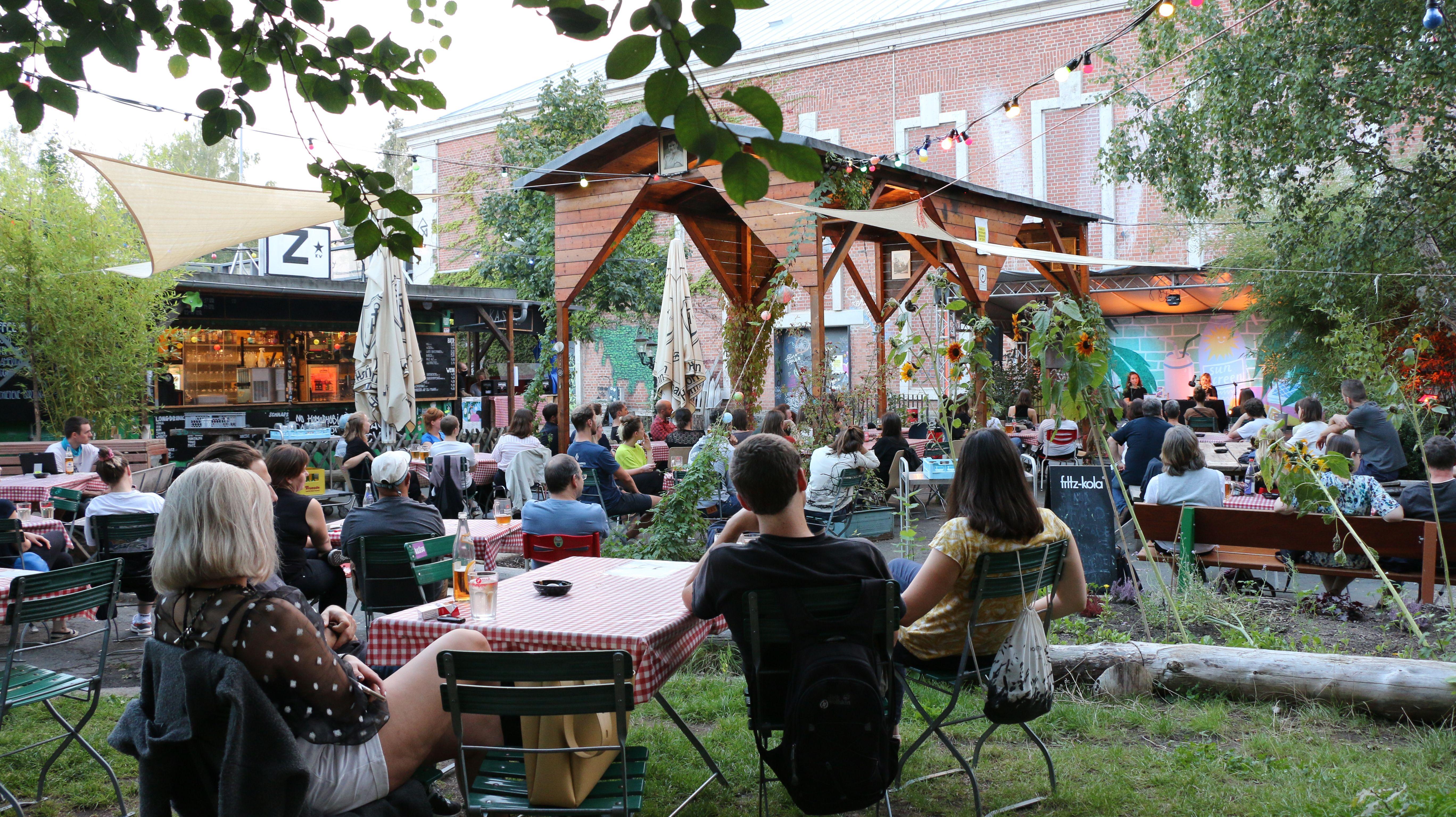 Der Biergarten "Z-Bau" im Süden Nürnbergs ist ein Ort, um die Seele in der Hängematte baumeln zu lassen oder man lässt sich auf der Wiese oder auf Bierbänken nieder. Ab und an legt ein DJ auf, es gibt natürlich Bier – und seit dieser Saison wechselnde Gerichte aus der Oy Vey Kitchen. Im Angebot sind verschiedene Bagels, klassische Biergarten-Schmankerl und jüdische Delikatessen. Der Biergarten hat von Mittwoch bis Samstag geöffnet - an kostenpflichtigen Konzerttagen jedoch nur für Konzertbesucher, hier finden Sie das aktuelle Programm. Der Biergarten "Z-Bau" im Süden Nürnbergs ist ein Ort, um die Seele in der Hängematte baumeln zu lassen oder man lässt sich auf der Wiese oder auf Bierbänken nieder. Ab und an legt ein DJ auf, es gibt natürlich Bier – und seit dieser Saison wechselnde Gerichte aus der Oy Vey Kitchen. Im Angebot sind verschiedene Bagels, klassische Biergarten-Schmankerl und jüdische Delikatessen. Der Biergarten hat von Mittwoch bis Samstag geöffnet - an kostenpflichtigen Konzerttagen jedoch nur für Konzertbesucher, hier finden Sie das aktuelle Programm.