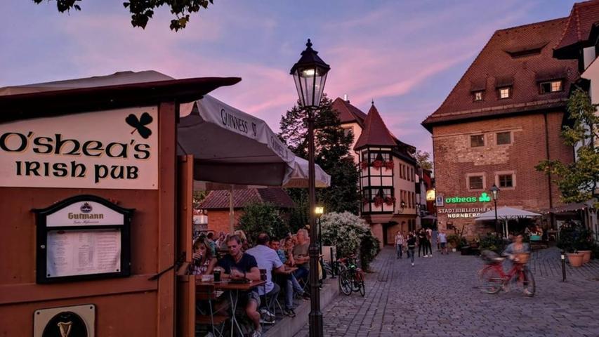 Das Pub im Herzen von Nürnberg landet auf dem 30. Platz. Im Biergarten "O’Sheas Irish Pub" direkt neben der Pegnitz ist die Auswahl an Bier- und Spirituosen groß und reicht von Guinness über Cider, bis hin zu Scotch. Dazu wird eine Auswahl an irischen Snacks und Speisen gereicht. Das Pub im Herzen von Nürnberg landet auf dem 30. Platz. Im Biergarten "O’Sheas Irish Pub" direkt neben der Pegnitz ist die Auswahl an Bier- und Spirituosen groß und reicht von Guinness über Cider, bis hin zu Scotch. Dazu wird eine Auswahl an irischen Snacks und Speisen gereicht.