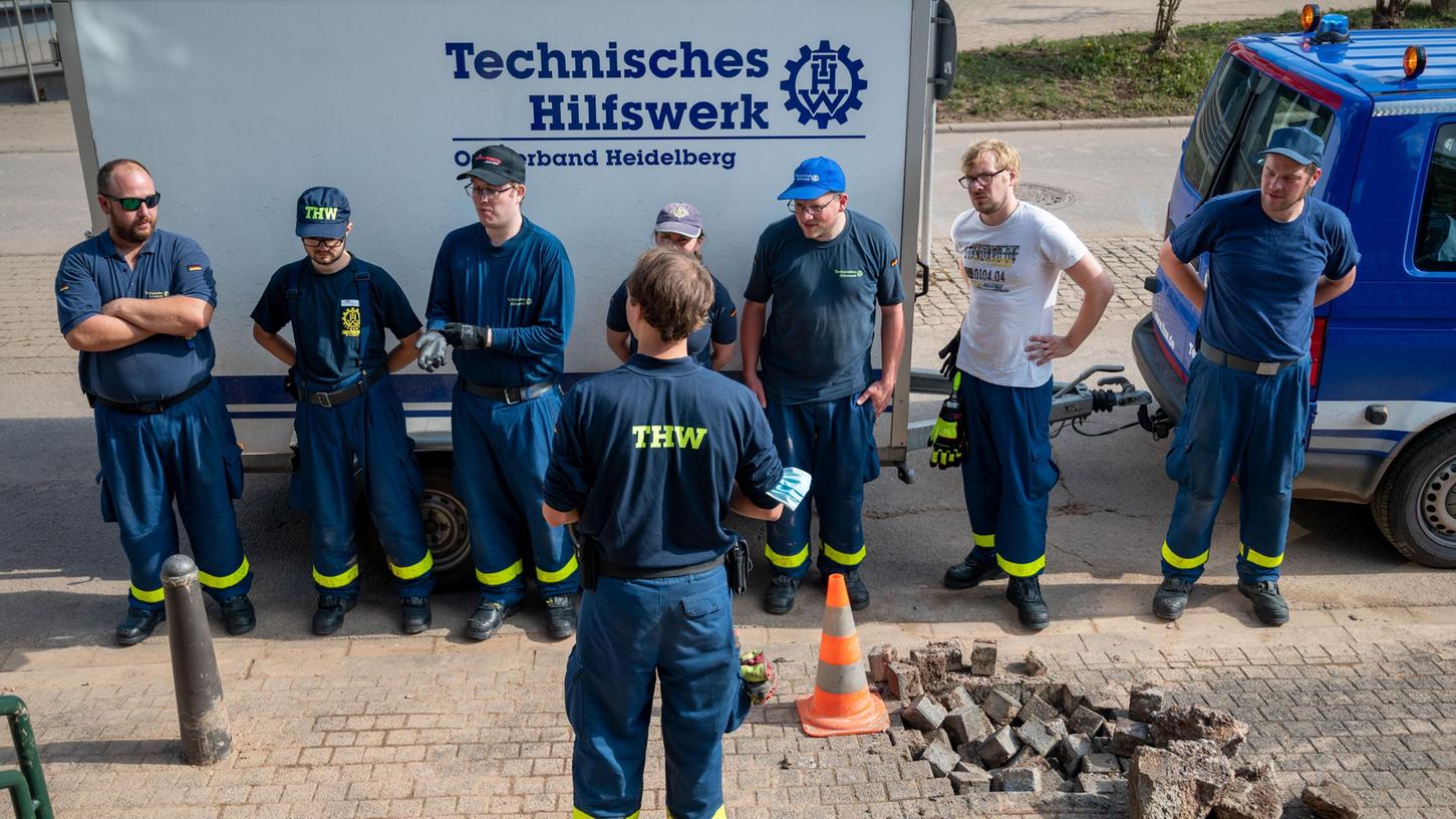 Katastrophenhelfer beim Einsatz in Rheinland-Pfalz.
Katastrophenhelfer beim Einsatz in Rheinland-Pfalz.