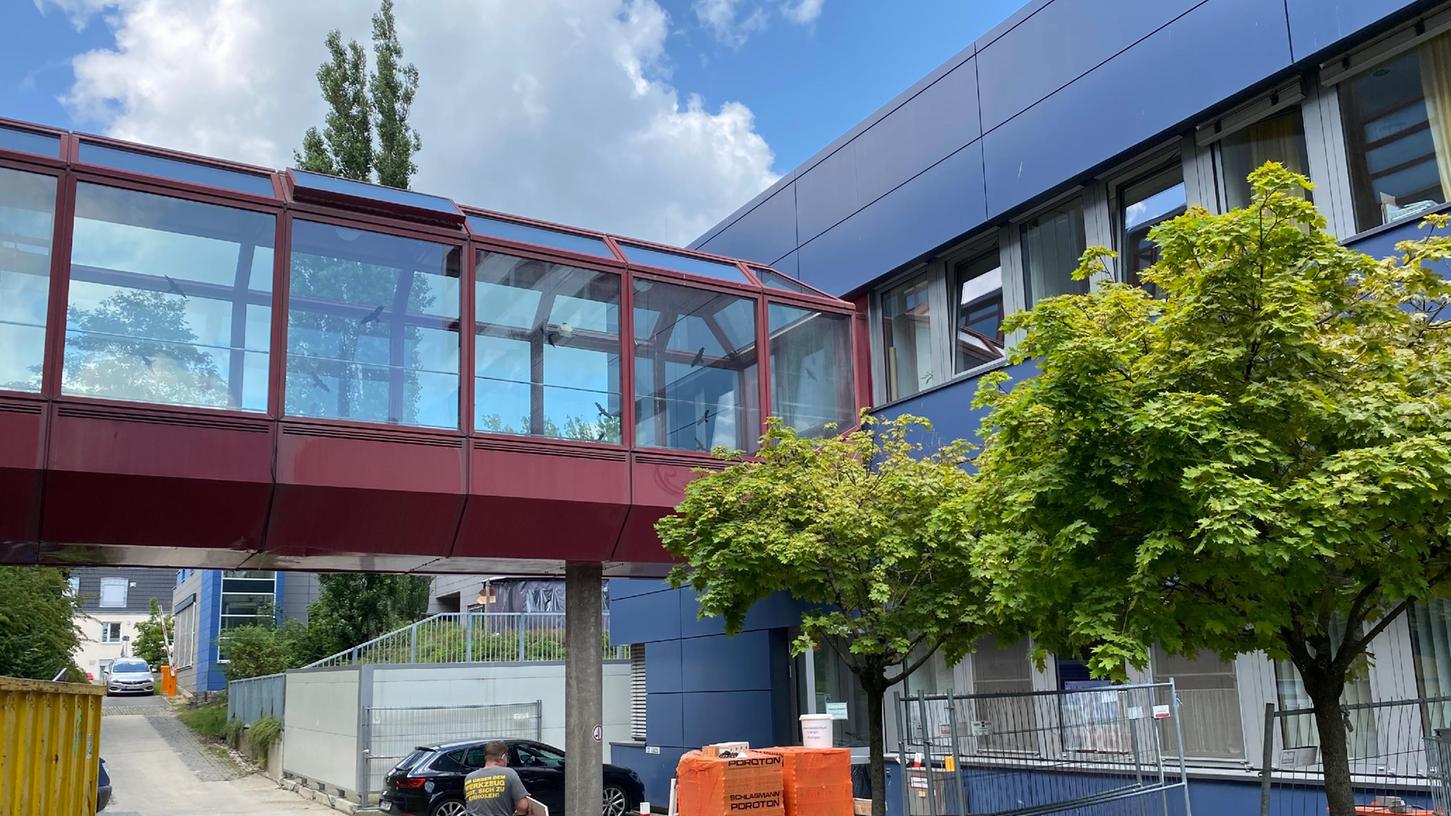 Die betroffenen Räume, die am Sonntag von Helfern des THW Erlangen mit Holzbohlen abgestützt werden mussten, befinden sich im eingeschossigen Bürogebäudeteil westlich an den Kopfkliniken zwischen der Ambulanz der Kinder- und Jugendpsychiatrie und dem Hochhaus Kopfkliniken.
Die betroffenen Räume, die am Sonntag von Helfern des THW Erlangen mit Holzbohlen abgestützt werden mussten, befinden sich im eingeschossigen Bürogebäudeteil westlich an den Kopfkliniken zwischen der Ambulanz der Kinder- und Jugendpsychiatrie und dem Hochhaus Kopfkliniken.