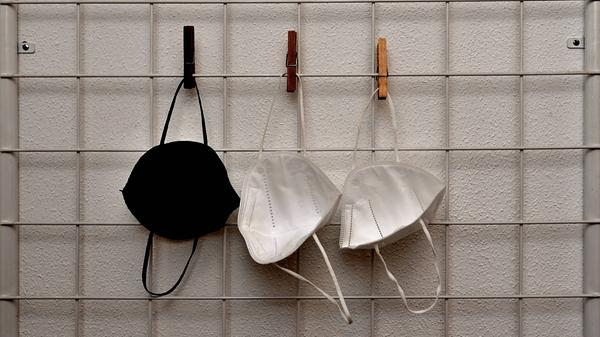 Solange keine Pflicht zum Tragen einer FFP2-Maske gilt, kann man auch bei der Wahl des richtigen Maskenstoffes gerade bei heißem Sommerwetter für mehr Komfort sorgen. Dennoch gilt: Eine medizinische Maske lässt sich bei sommerlichen Temperaturen bequemer tragen, jedoch ist die Filterleistung von FFP2-Masken deutlich höher.