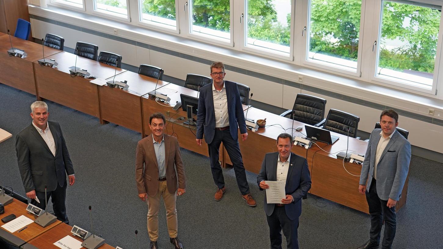Thomas Lang, Bürgermeister von Lauf, der Rückersdorfer Bürgermeister Johannes Ballas, Frank Jülich, Leiter des Verkehrsplanungsamtes der Stadt Nürnberg, Landrat Armin Kroder und Thomas Wittmann, Bürgermeister von Schwaig (von links), trafen sich zur Unterzeichnung im Landratsamt des Nürnberger Landes. Nicht im Bild, aber bei der Unterzeichung mit dabei: Andreas Eisgruber, Leiter des Staatlichen Bauamtes Nürnberg.
Thomas Lang, Bürgermeister von Lauf, der Rückersdorfer Bürgermeister Johannes Ballas, Frank Jülich, Leiter des Verkehrsplanungsamtes der Stadt Nürnberg, Landrat Armin Kroder und Thomas Wittmann, Bürgermeister von Schwaig (von links), trafen sich zur Unterzeichnung im Landratsamt des Nürnberger Landes. Nicht im Bild, aber bei der Unterzeichung mit dabei: Andreas Eisgruber, Leiter des Staatlichen Bauamtes Nürnberg.