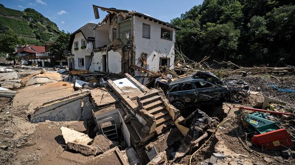 Aufräumarbeiten nach dem Hochwasser Unterspültes Haus mit beschädigtem Auto in der Stadt Marienthal. Am 14.07.2021 kam