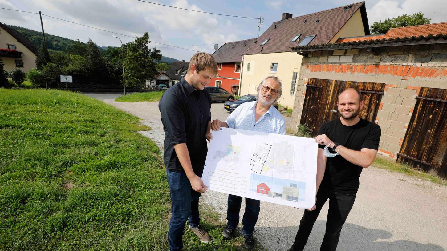 Gemeinsam geplant: (v. li.) Zacharias, Edmund und Benjamin Zehner  stehen auf dem Grundstück hinter dem Gasthof, auf dem das neue Hotel gebaut werden soll. 